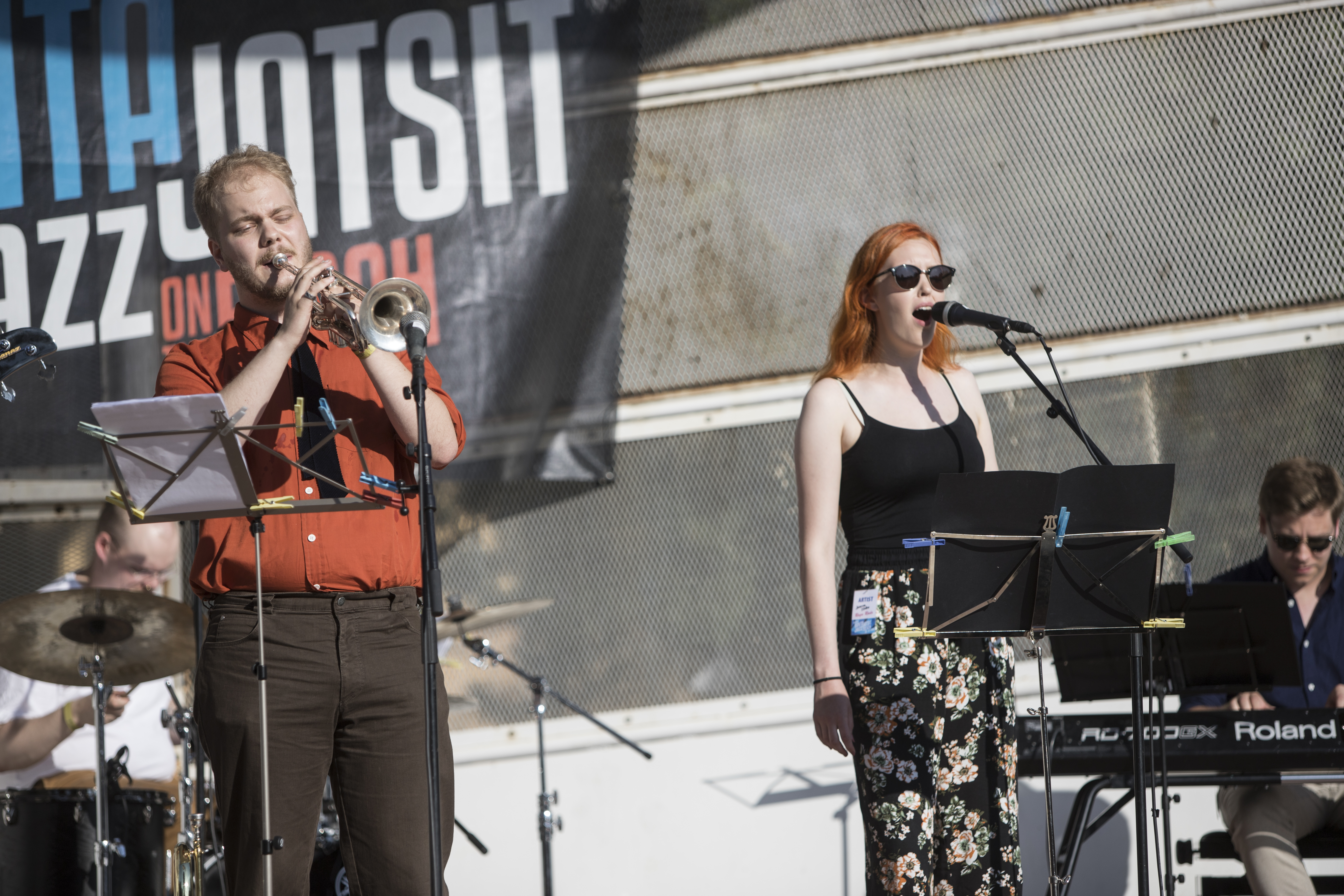 Jaana Ilkko lauloi upeasti Ruga Rado -yhtyeen solistina vanhoja 50-luvun kappaleita. Gabriel Korhonen puhalsi taidolla trumpettiinsa.