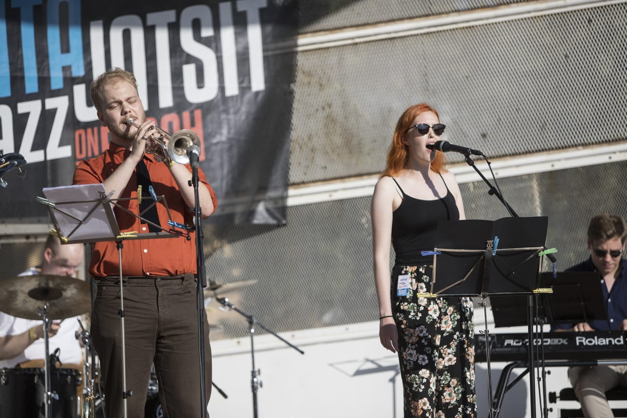 Jaana Ilkko lauloi upeasti Ruga Rado -yhtyeen solistina vanhoja 50-luvun kappaleita. Gabriel Korhonen puhalsi taidolla trumpettiinsa.