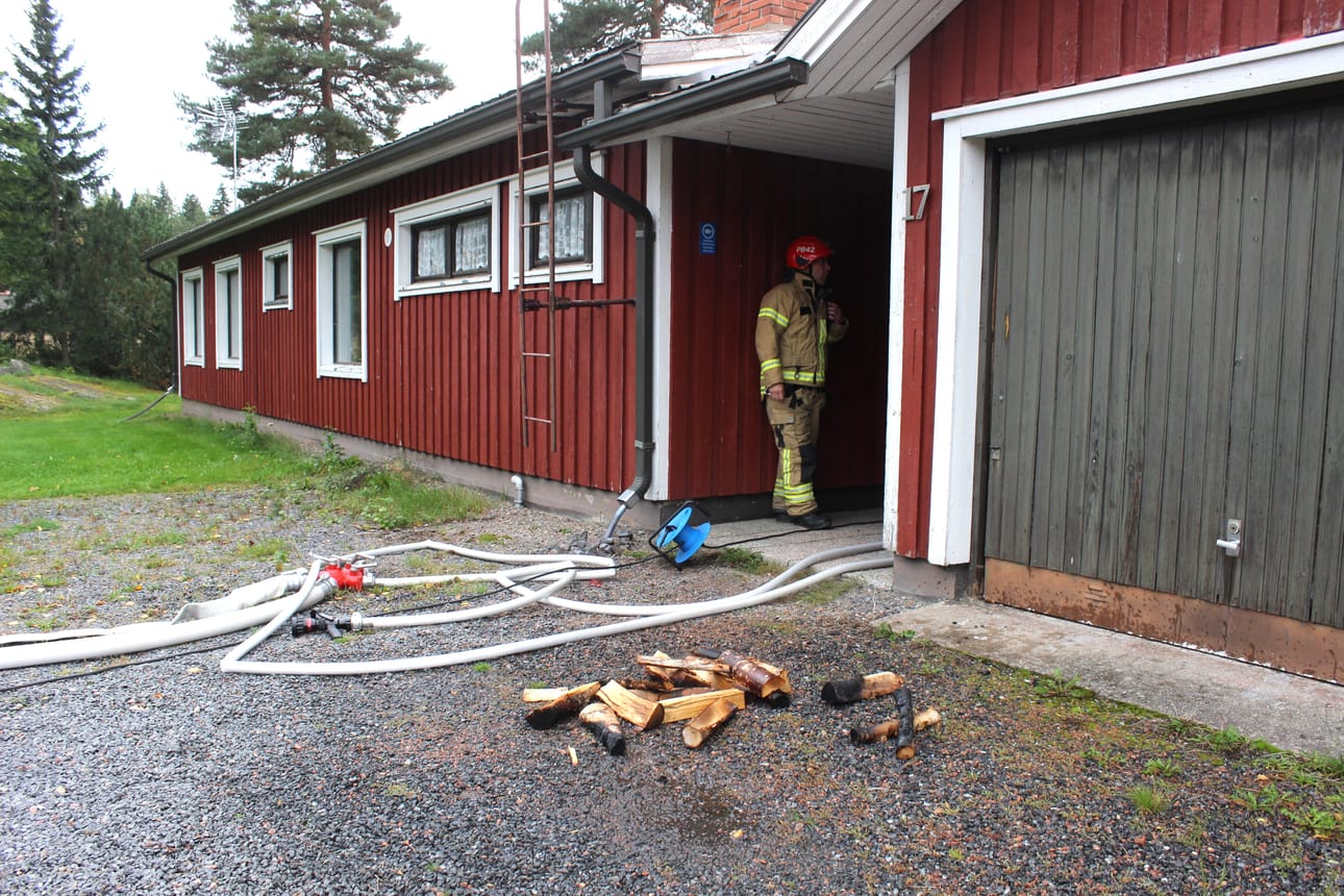 Talosta kannettiin palaneita puita pihalle. Kuvassa Kristiinan paloasemalla työskentelevä karijokelainen Kristian Uusitalo.