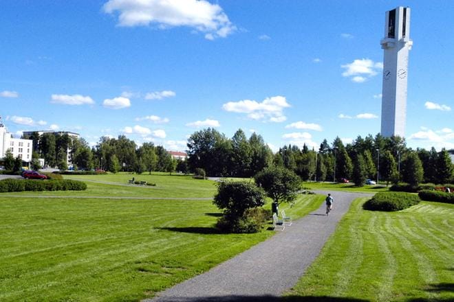 Puistomaisuus pyritään säilyttämään, vaikka Lakeudenpuistoon nyt kaavaillaan rakentamista. Kuva Heikki Hakanen