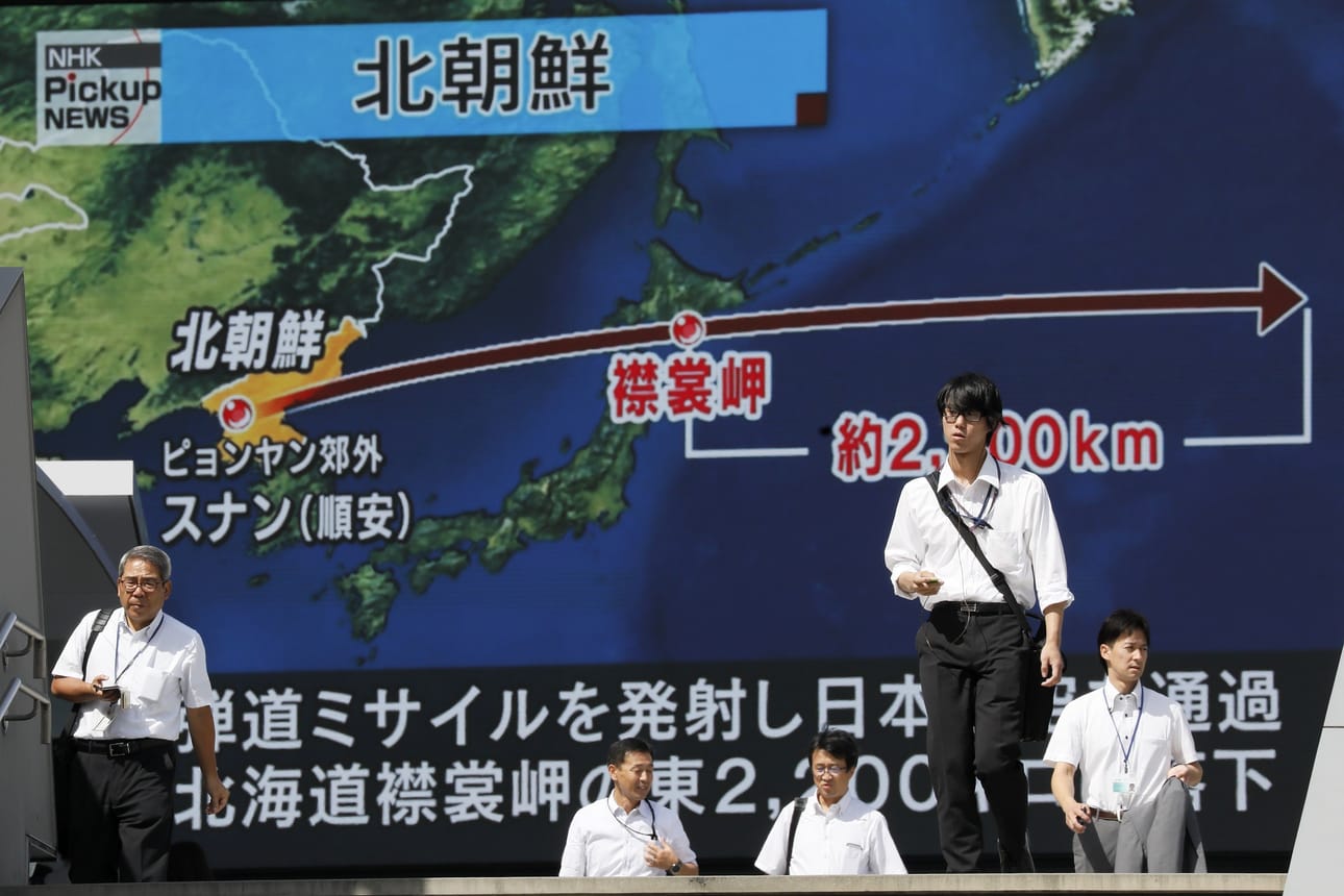 Pohjois-Korea laukaisi ohjuksen Japanin pohjoisimman Hokkaidon saaren yli. Kuva Tokion kaduilta.