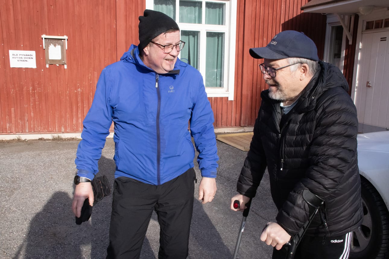 Jouni Hepoaho ja Jukka Ruopsa saapuivat parlamentin istuntoon yhtä aikaa. Viikoittaiset kokoontumiset ovat tärkeä henkireikä ja kyläläisten kohtaamispaikka.