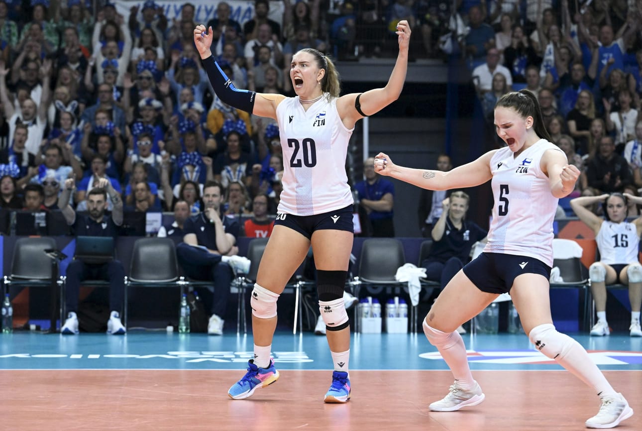 Suomen Yasmine Madsen ja Suvi Kokkonen tuulettavat. Suomi kukisti kotijoukkue Viron Tallinnan lauantai-illassa. LEHTIKUVA / Heikki Saukkomaa