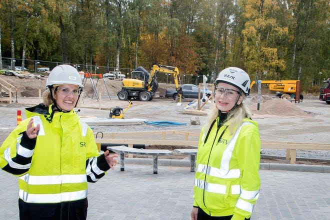 Rakentamisen tuottamien päästöjen vähentämistä nopeutetaan lähivuosina lailla, joka ottaa huomion myös materiaalien päästöt. SRV:n kehitysjohtaja Miimu Airaksinen (vas.) ja projektisihteeri Ekaterina Leppänen työmaalla.