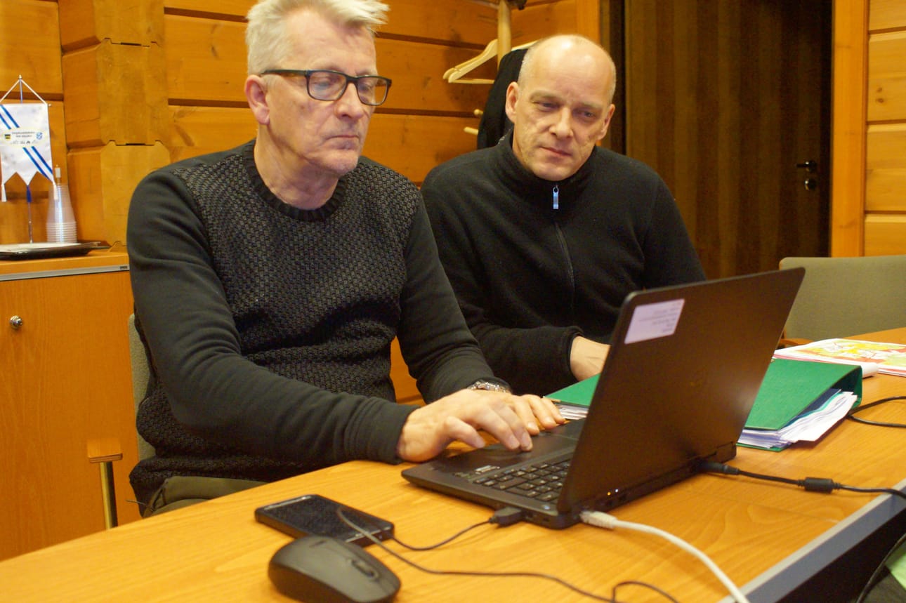 Raimo Moilanen (vasemmalla) ja Vesa Simonen pähkäilevät uusien reittien kimpussa parivuotisen hankkeen ajan.