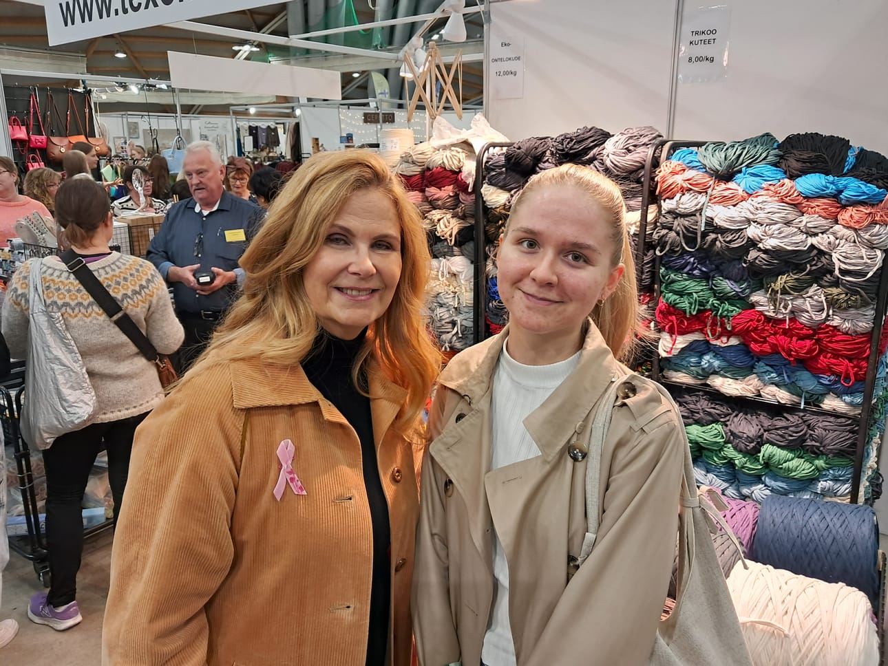 Tiina Henttu-Aho (vas.) ja Annika Aho ovat käsityöharrastajia ja siksi kädentaitomessut kiinnostavat.