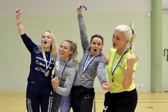 Pikkupisteillä pronssia naisten A-sarjassa sai Rätinsenyli: Sanni Hänninen (tak. vas.), Ada Kriikkula, Emma Jokiaho ja Anni Hautakangas. Kuvasta puuttuvat Rosaliina Penninkangas, Jasmin Rintamäki ja Ida Kriikkula. Alunperin joukkueen nimi oli Rättiin ja sen yli, mutta pienistä erehdyksistä johtuen joukkue sai turnaukseen uuden nimen. Kuvat: Päivi ja Niko Peltola