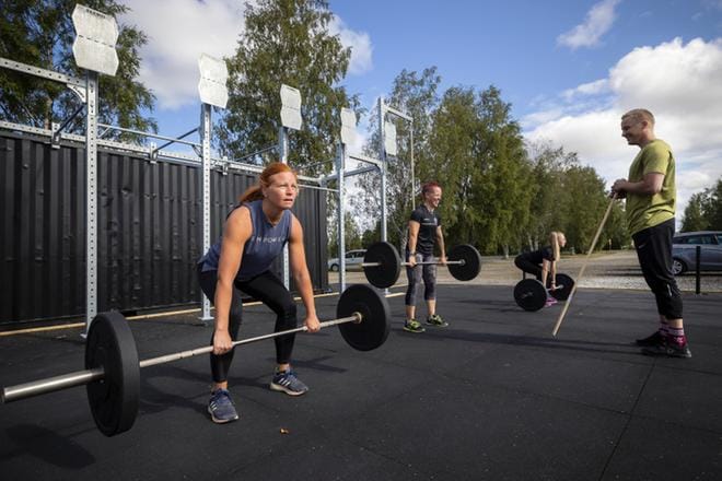 Laihialainen Riikka Ylinen (vasemmalla) on tyytyväinen, että kotikuntaan on saatu ulkosali. Ylinen on treenannut ”jonkin aikaa” toiminnallisesti, miten vuorotyöltä on ehtinyt ja yleensä käynyt treenaamassa Vaasassa. KUVA: JARNO PELLINEN