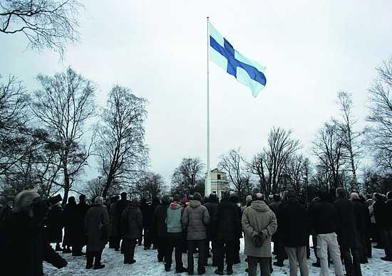 Partiolippukunta NMKY:n Katajaiset nostivat Suomen suurimman lipun salkoon valtakunnallisessa itsenäisyyspäivän lipunnostossa Helsingin Tähtitorninmäellä.