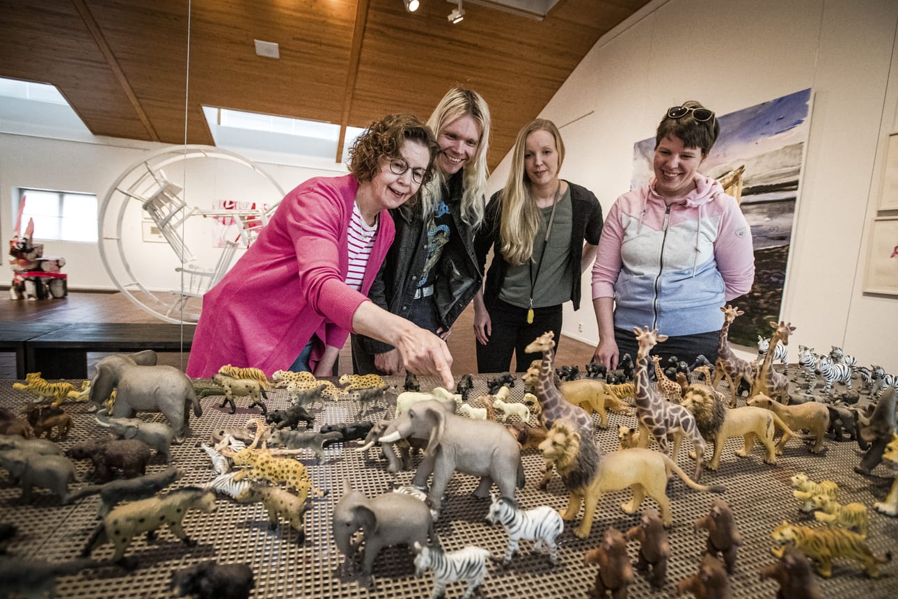 Hankepäällikkö Kaija Kähkönen, etsivän nuorisotyön koordinaattori Tero Rautio, amanuenssi Tanja Tuovila ja etsivän nuorisotyön koordinaattori Emilia Mustajärvi ovat innoissaan museotoimen ja nuorisopalveluiden välisestä yhteistyöstä.