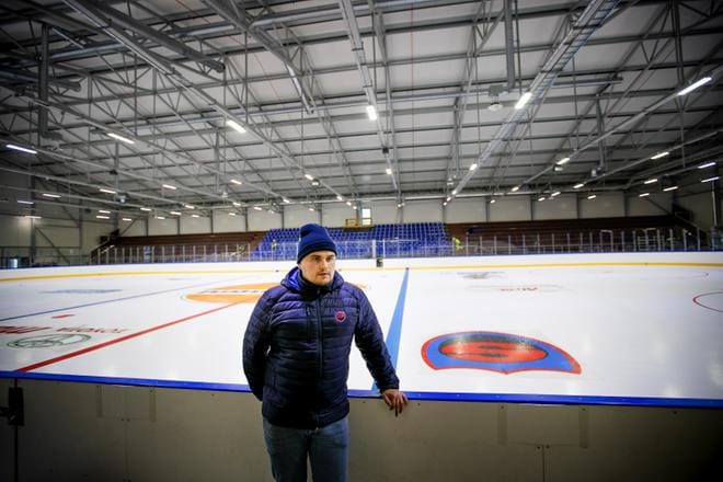 S-Kiekon toiminnanjohtaja Henri Peltomäki on tyytyväinen uuden jäähallin puitteisiin. Uusista pukuhuoneista pääsee lähes suoraan jäälle. KUVAT: JAAKKO ELENIUS