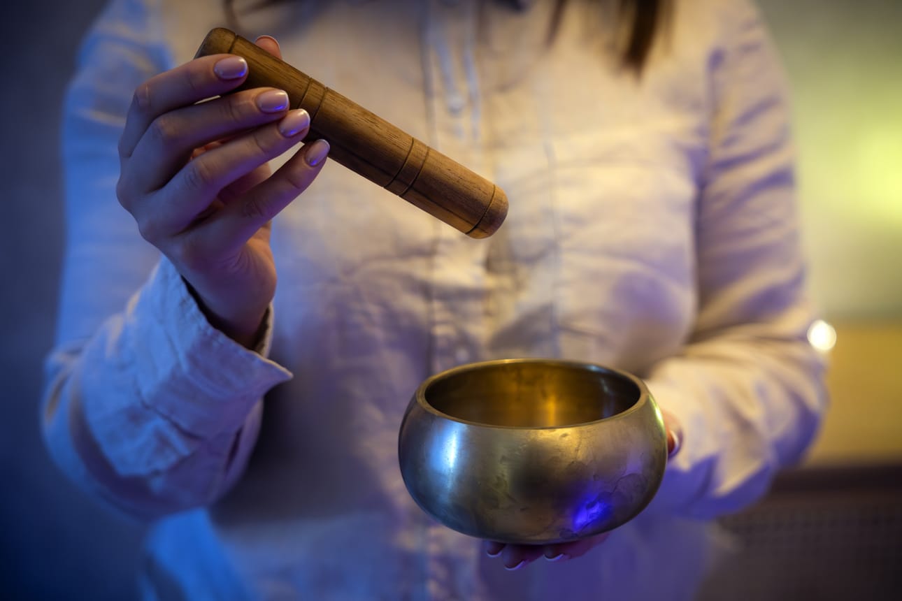 Pienen äänimaljan Miia Niemistö toi mukanaan Balilta. Sille on käyttöä hoitojen päätteeksi.