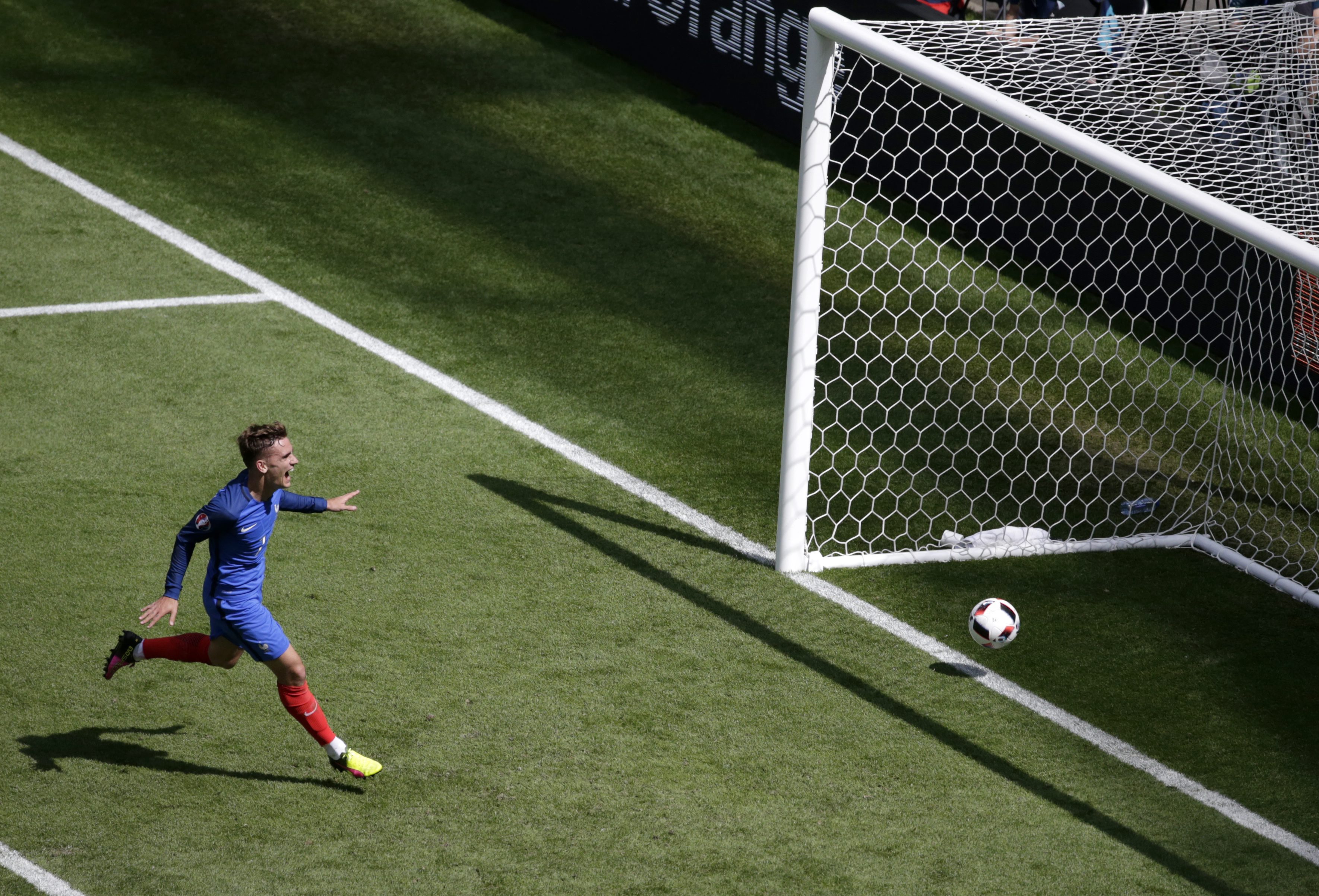 Ranskan Antoine Griezmann teki 2-1-voittomaalin.