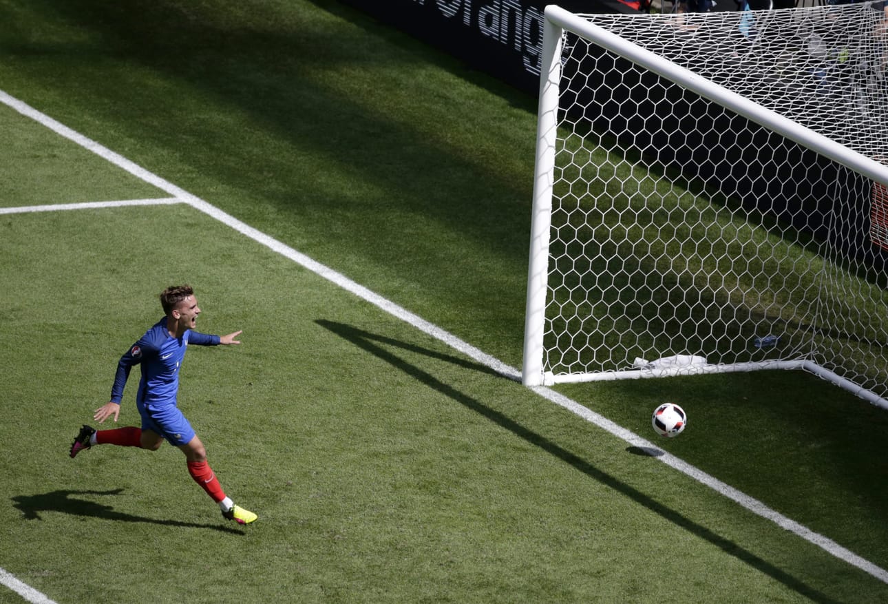 Ranskan Antoine Griezmann teki 2-1-voittomaalin.