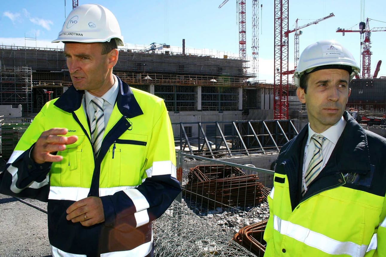 Välit Olkiluodon työmaalla kiristyivät vuosien saatossa jatkuvien viivästysten takia. TVO projektinjohtajan Martin Landtmanin (vasemmalla) ja Areva Np-Siemens -konsortion projektinjohtajan Philippe Knochen ilmeet kertovat vuonna 2007, että kaikki ei ole mennyt ihan putkeen.
