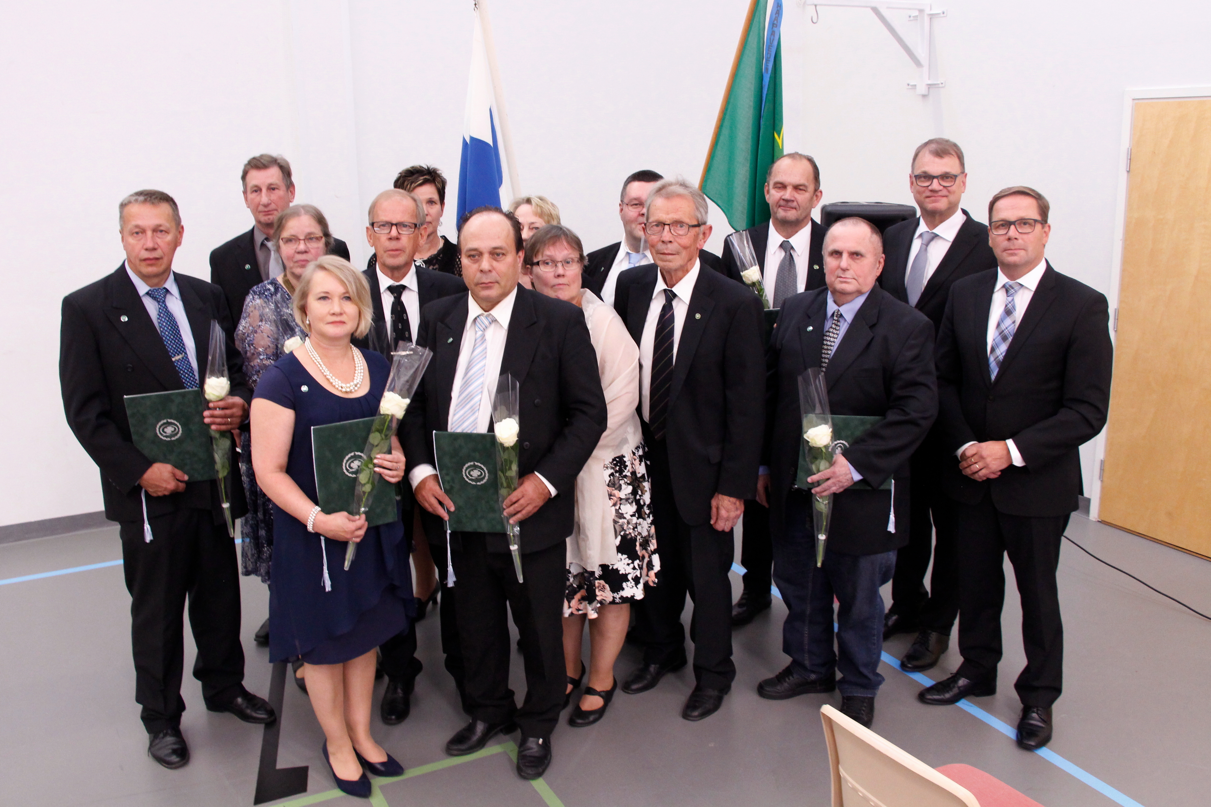 Keskustan Haapaveden kuntayhdistyksen juhlassa palkittiin hopeisilla ja kultaisilla ansiomerkeillä henkilöitä, jotka ovat tehneet töitä puolueen eteen. 