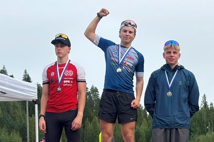Okko Selin (kesk.) tuulettelee pikamatkan voittoa. Rasmus Lammi (vas.) sai hopeaa ja Onni Hurskainen pronssia.