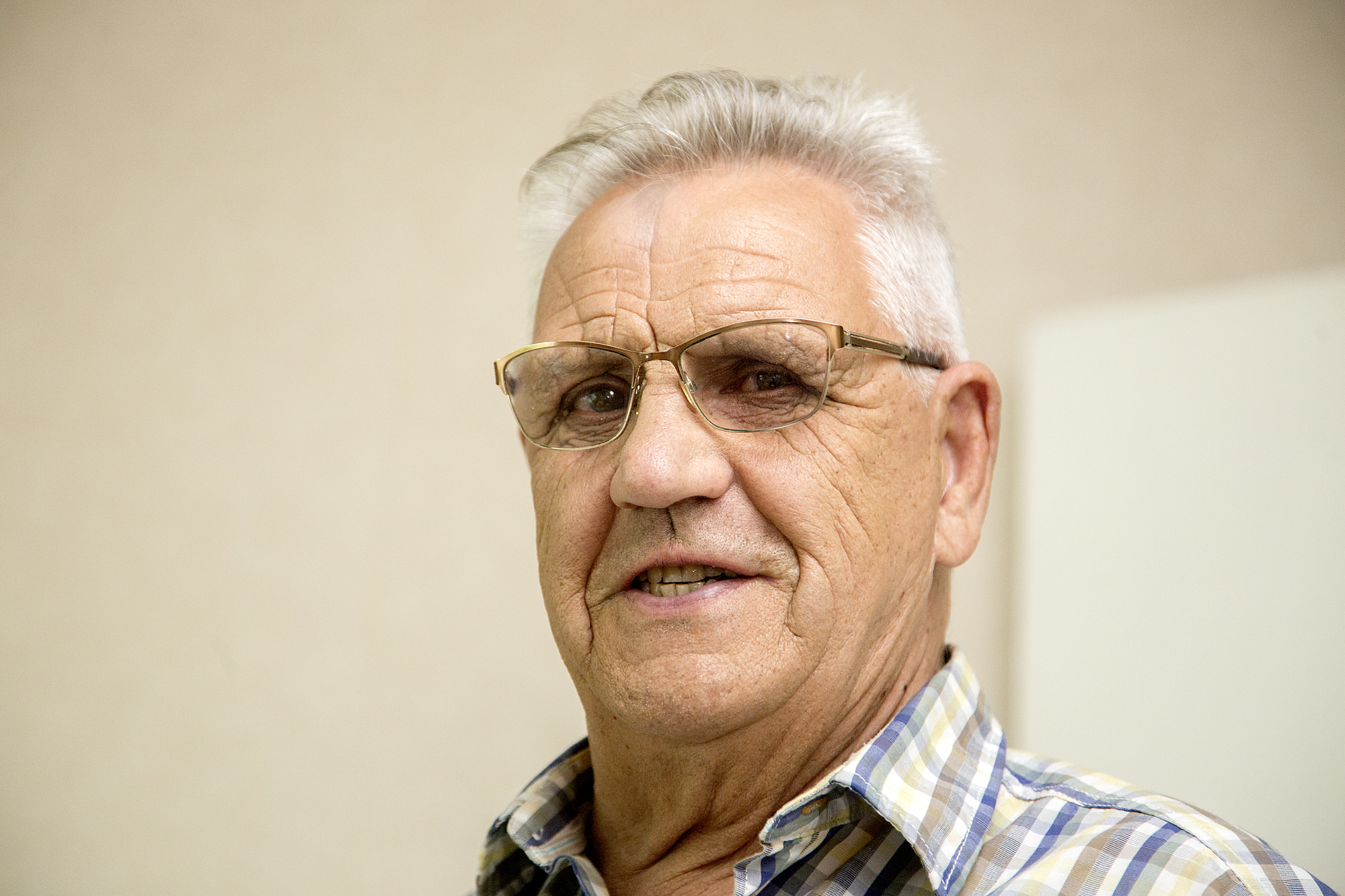 Kauko Holappa on 87-vuotias entinen kelloseppä. Hän hoitaa kuntoaan lenkkeillen ja jumpaten, ja käy kesällä marjassa ja sienessä. Askartelu antaa aivotyötä ja sopii parhaiten sadepäiviin.