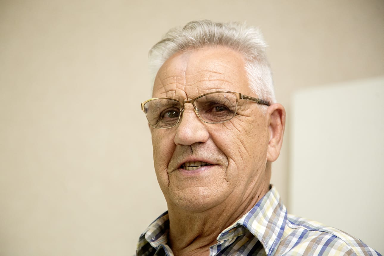 Kauko Holappa on 87-vuotias entinen kelloseppä. Hän hoitaa kuntoaan lenkkeillen ja jumpaten, ja käy kesällä marjassa ja sienessä. Askartelu antaa aivotyötä ja sopii parhaiten sadepäiviin.