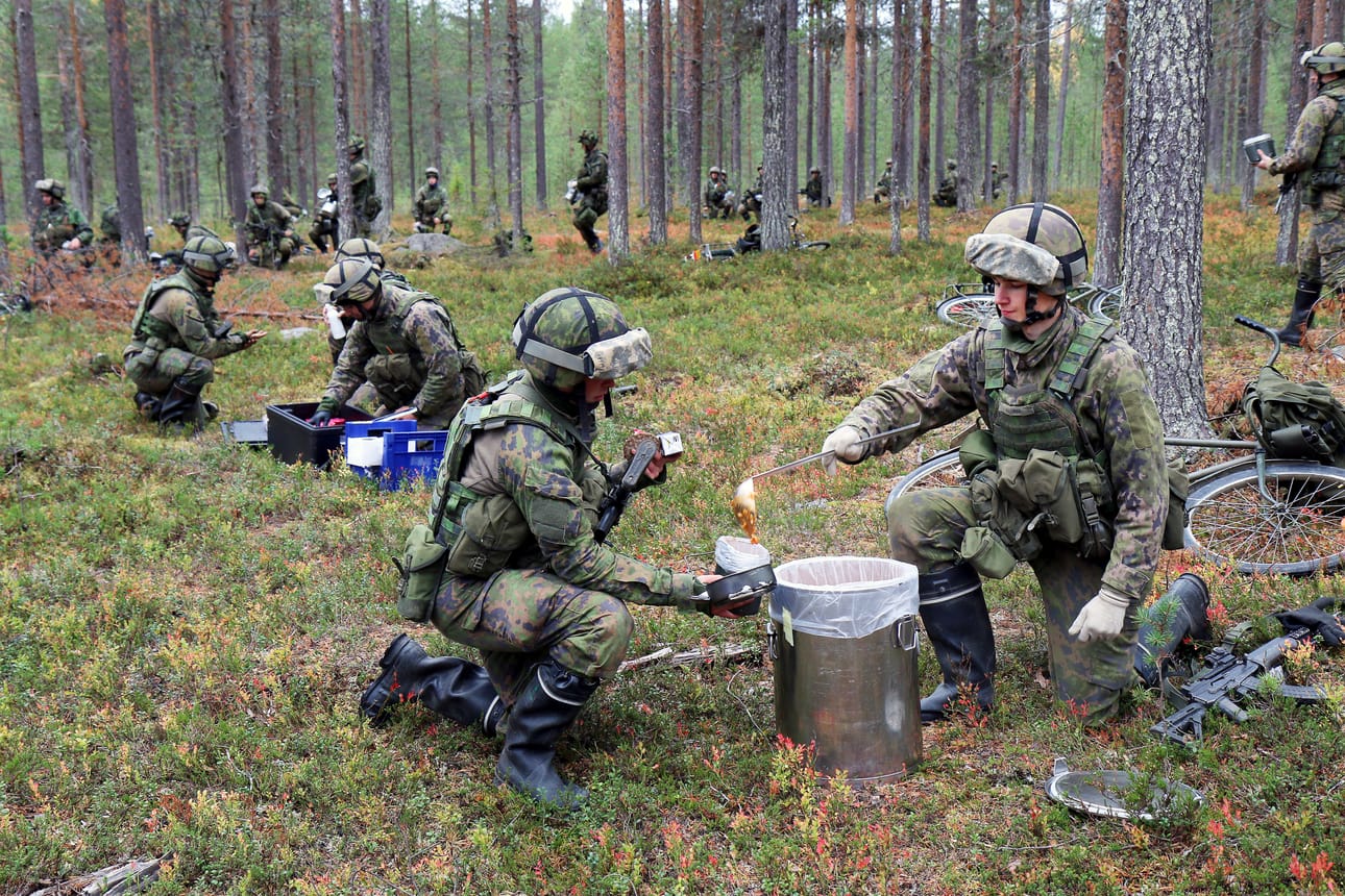 Jääkäriprikaatissa noudatetaan vielä tiukasti koronatoimia. Kuvassa Jääkäriprikaatin varusmiehiä maastolounaalla viime syksynä.