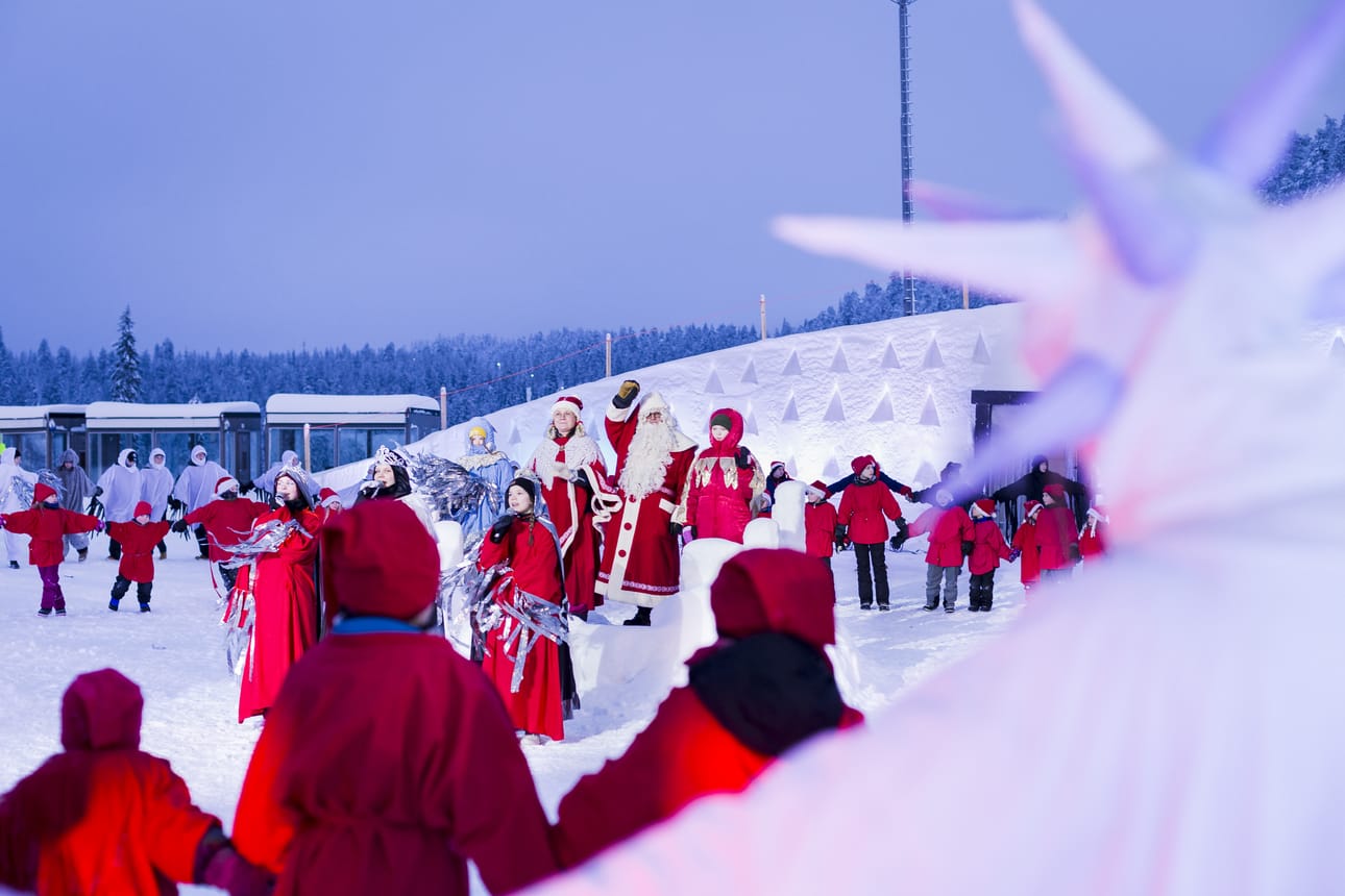 Rukan koulun Joululintu lentää 28. kerran Rukan stadionilla. Kuva on vuoden 2020 tapahtumasta.