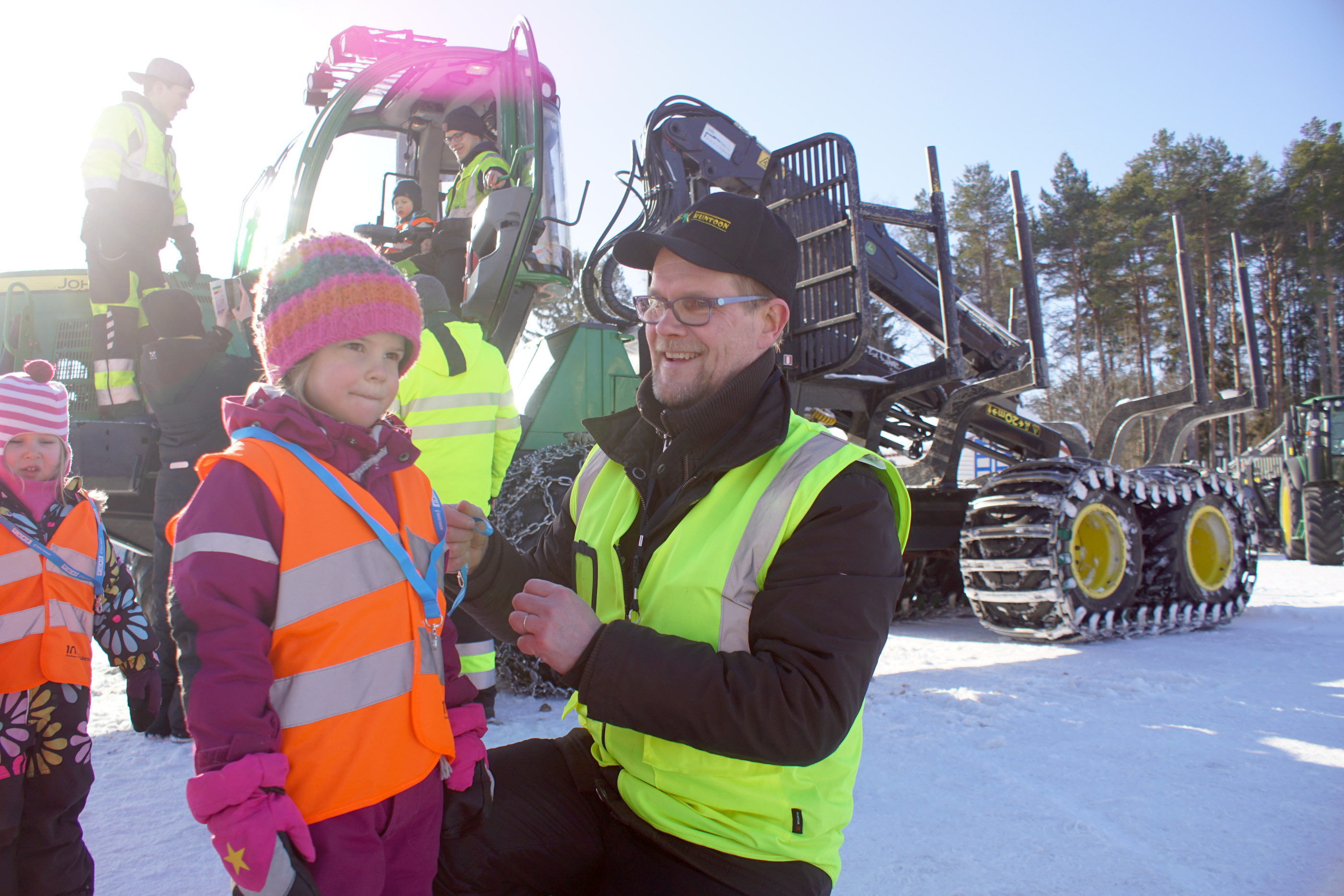 Ronja Riekki kävi muiden Koivutien ryhmiksen lasten lailla tutustumassa metsätoriin. Sauli Juurikalta he saivat pienen muiston käynnistään. Väkeä torilla kävi noin tuhat. Päivä aloitettiin kaupunginvaltuuston puheenjohtaja Mari Kälkäjän tervehdyksellä.