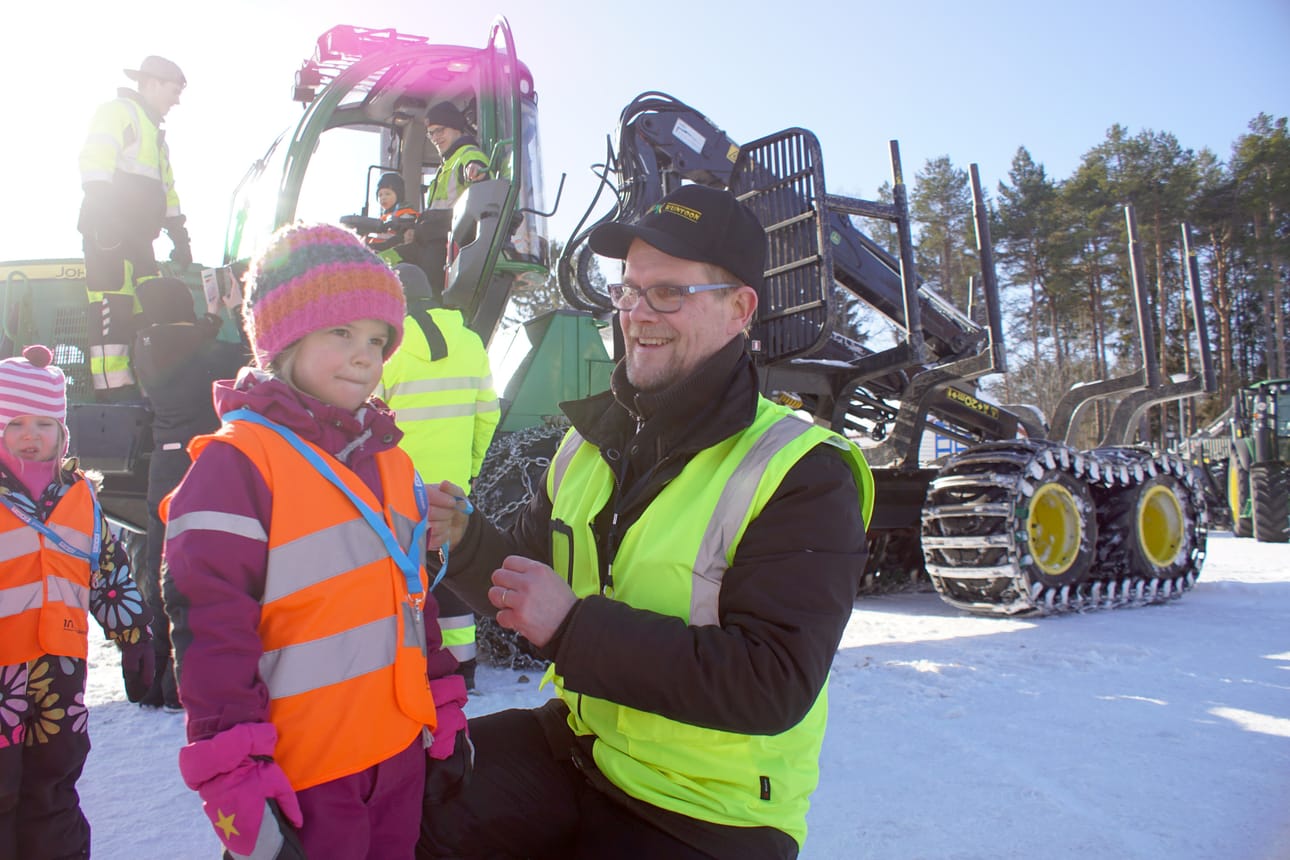 Ronja Riekki kävi muiden Koivutien ryhmiksen lasten lailla tutustumassa metsätoriin. Sauli Juurikalta he saivat pienen muiston käynnistään. Väkeä torilla kävi noin tuhat. Päivä aloitettiin kaupunginvaltuuston puheenjohtaja Mari Kälkäjän tervehdyksellä.