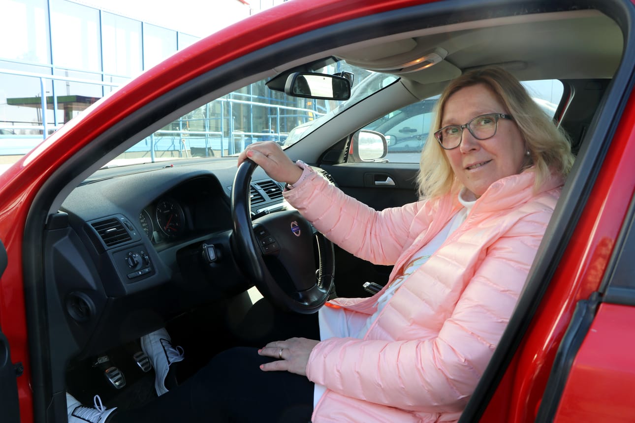 Yrittäjä Aila Tuominen Lappajärven Autokoulusta toteaa, että maaseudulla oma auto on usein välttämätön, mutta taloudellisella ajotavalla voi säästää polttoainekustannuksissa. Auton käsittely ja tekniikka ovat Tuomiselle tuttuja moottoriurheilu-uran kautta. Hän ajoi naisten rallin SM-sarjaa vuosina 1989–1997.