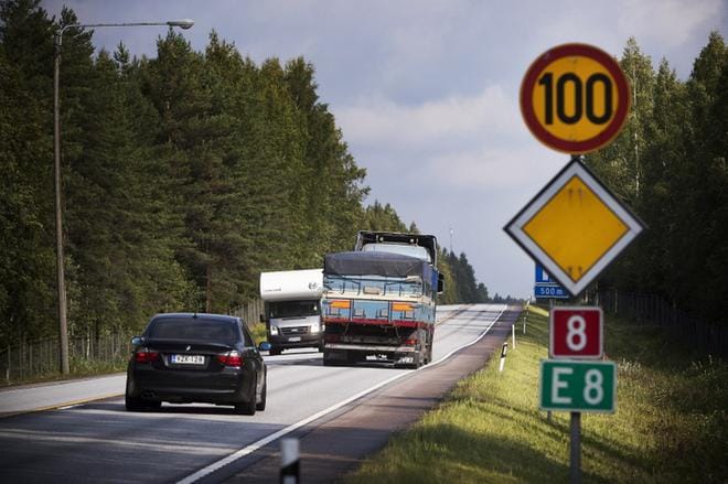 Valtatiellä 8 Vaasan ja Kokkolan välillä on Pohjanmaan kauppakamarin toimitusjohtajan mukaan erittäin vaarallisia tieosuuksia, jotka uhkaavat jo rahtia sekä kuljetuskalustoa. KUVAT: JARNO PELLINEN