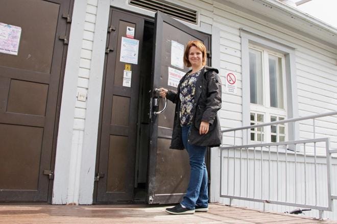 Ovi on avoinna. Kynnyksen nuorten mielenterveyspalveluihin pitäisi olla yhtä matala kuin nuorisotalolle, sanoo Carita Pääkkönen. KUVA: AUNE WARONEN