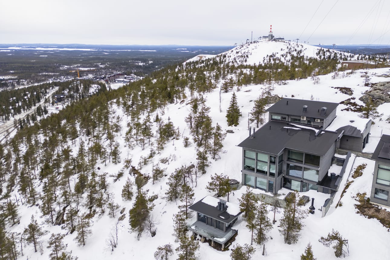 Tämä Juhannuskalliolla nököttävä loma-asunto on yksi Suomen kalleimpia. Hintapyyntö on tällä hetkellä 2,9 miljoonaa euroa.