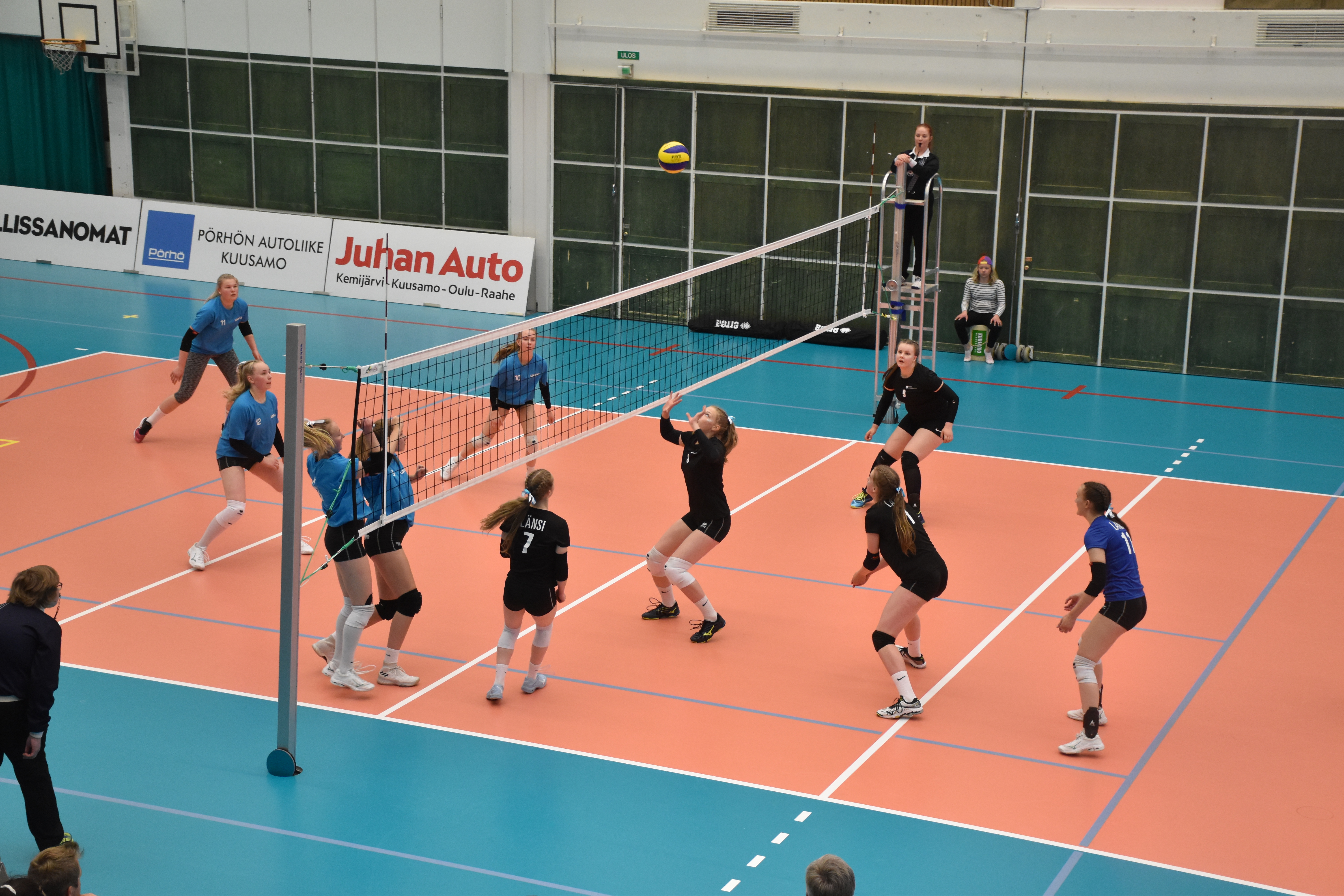 Tyttöjen finaalissa voiton vei mustissa pelipaidoissa pelannut Lännen joukkue.