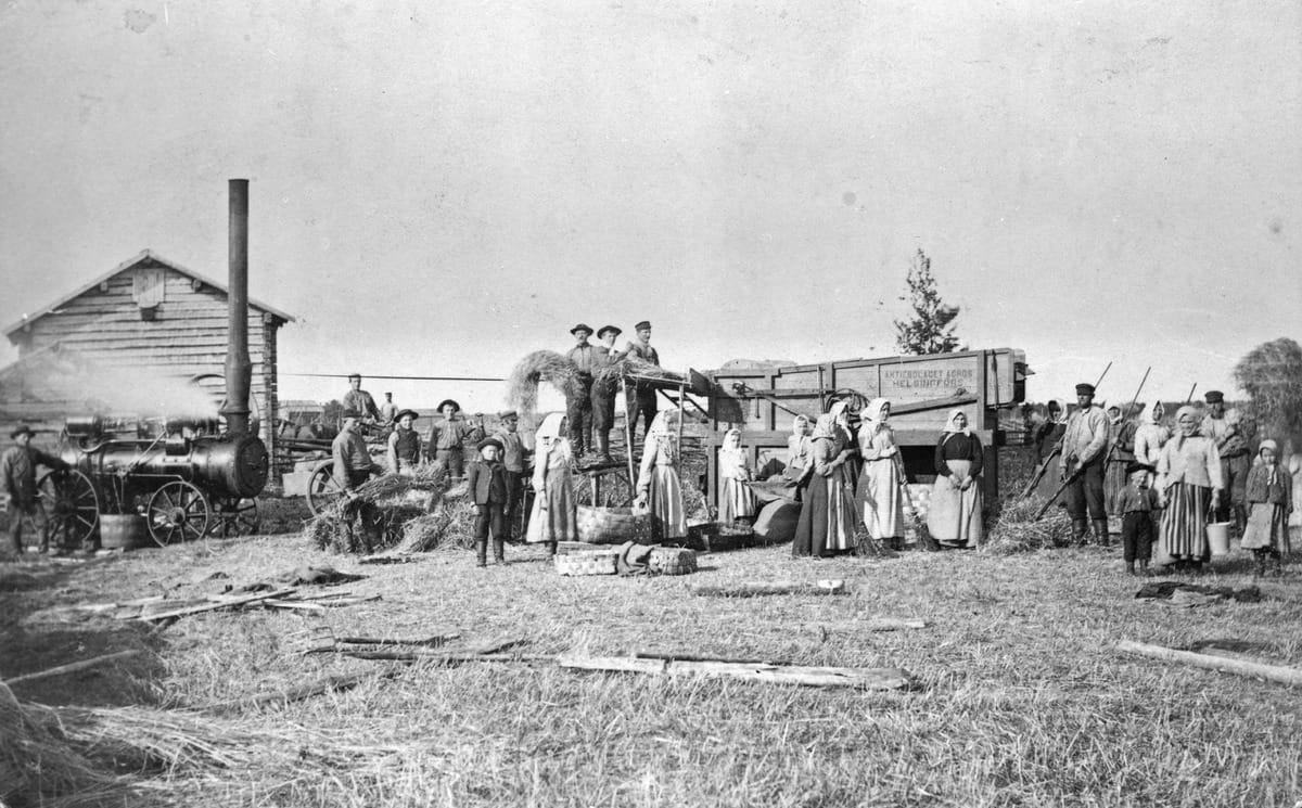 Viljan puintia Hailuodon Junttilan tilalla vuonna 1902. Näiden luotolaisten aikaan oli vielä hyvässä muistissa, kuinka käytöstapoja käsiteltiin kuntakokouksissa.