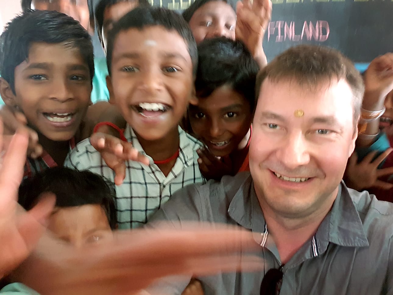 Toni Kippola sai nopeasti innokkaita kavereita ottaessaan selfietä intialaisessa koulussa. Operaatio Ruut on mahdollistanut 800 lapsen pääsyn kouluun avustamalla kouluja koulunkäyntitarvikkeiden hankinnassa. Lapset tarvitsevat kouluun päästäkseen 3 koulupukua, repun ja muita tarvikkeita.