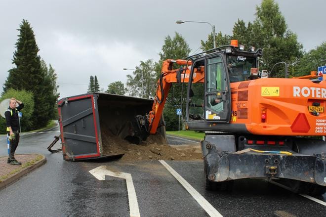 Kontti kaatui poikittain tien kaistalle. KUVAT: TAUNO RIIHILUOMA