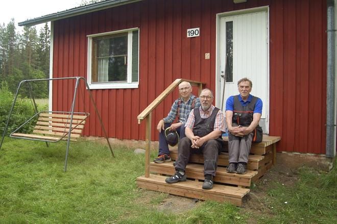 Soinin leijonien porukka maalasi Martti Rintalan (kesk.) asuinmökin. Työn tekivät Pekka Päivärinta (vas.), Seppo Saarinen, Jouko Välimäki, Kalevi Laitila, Keijo Hytönen ja Jorma Turpela. KUVA: JORMA TURPELA