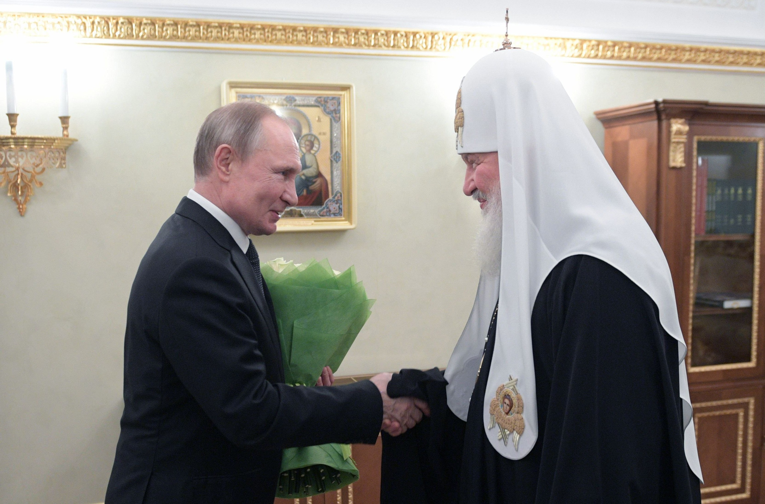 Kirkon ja valtion sinfonia soi Venäjällä yhteistä säveltä – Moskovan patriarkasta kirjan kirjoittaneen Juha Meriläisen mukaan Kirillistä on todella tullut "Putinin alttaripoika"