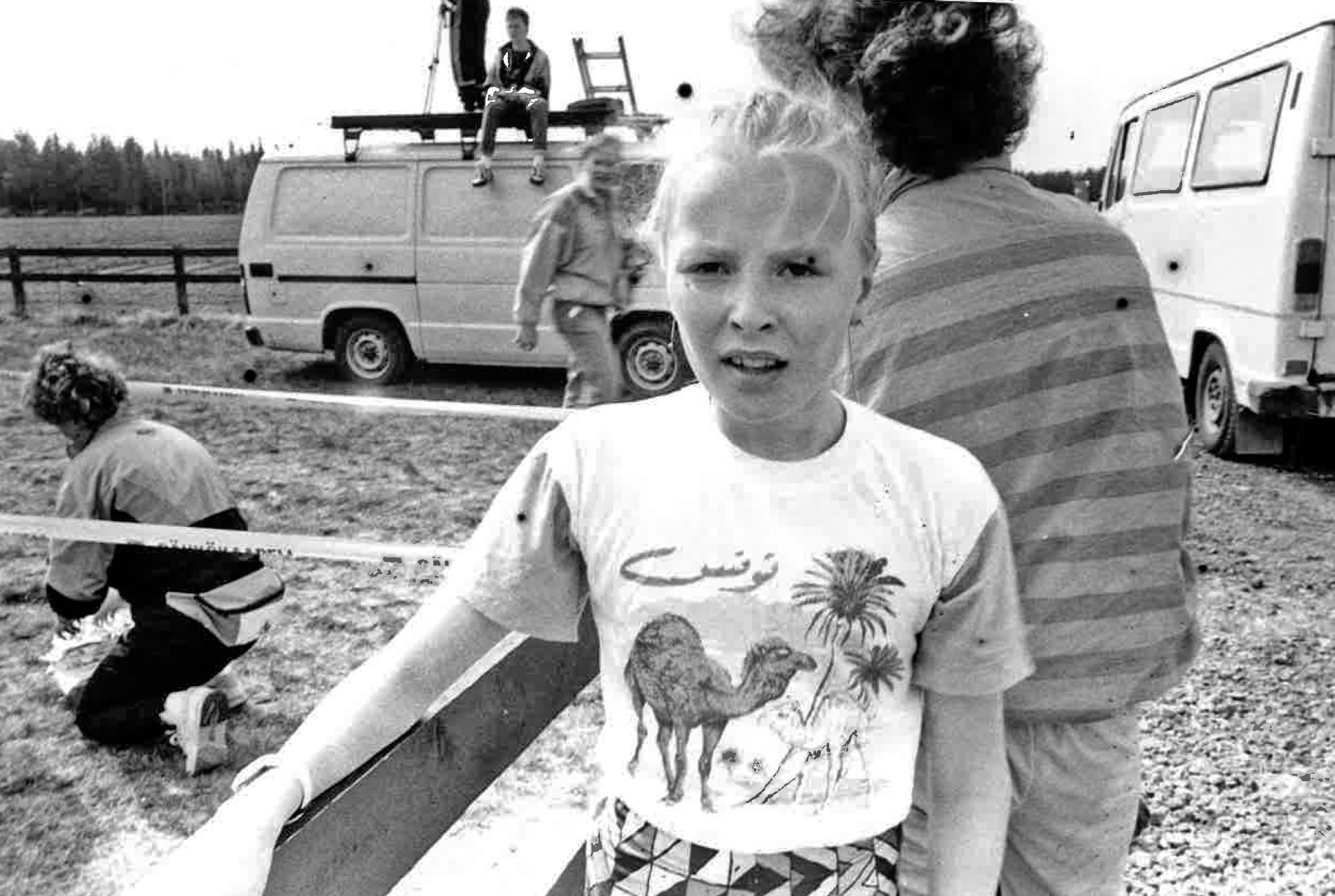 Mitä ihimettä: Edelliskuvan kolmikko edelleen ilman nimiä – kuka on uudessa kuvassa kamelipaidassa?