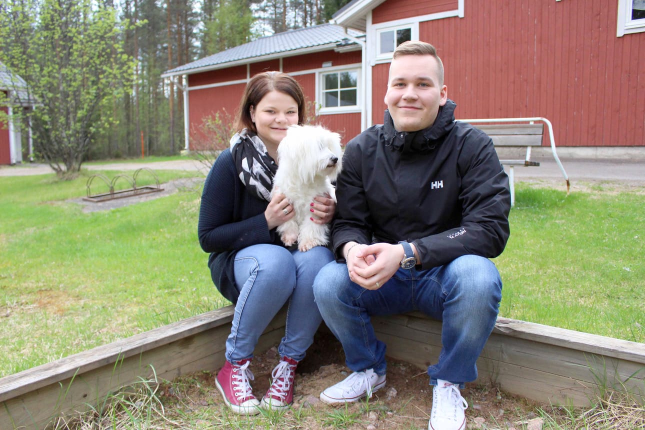 Kestilän K-Marketin uusi kauppiaspari: Veera Ukonmaanaho ja Henri Karppinen muuttivat Kestilään toukokuun alussa.