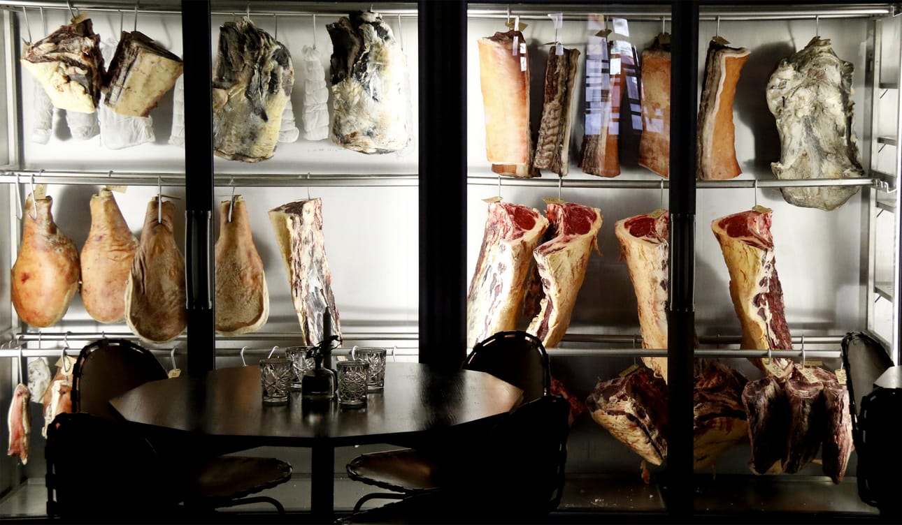 SicaPellen ravintolasalin takaseinällä komeilee suuri lihansäilytyskaappi, jossa nauta- ja possukimpaleet kypsyvät kuusi viikkoa asiakkaiden silmien alla.