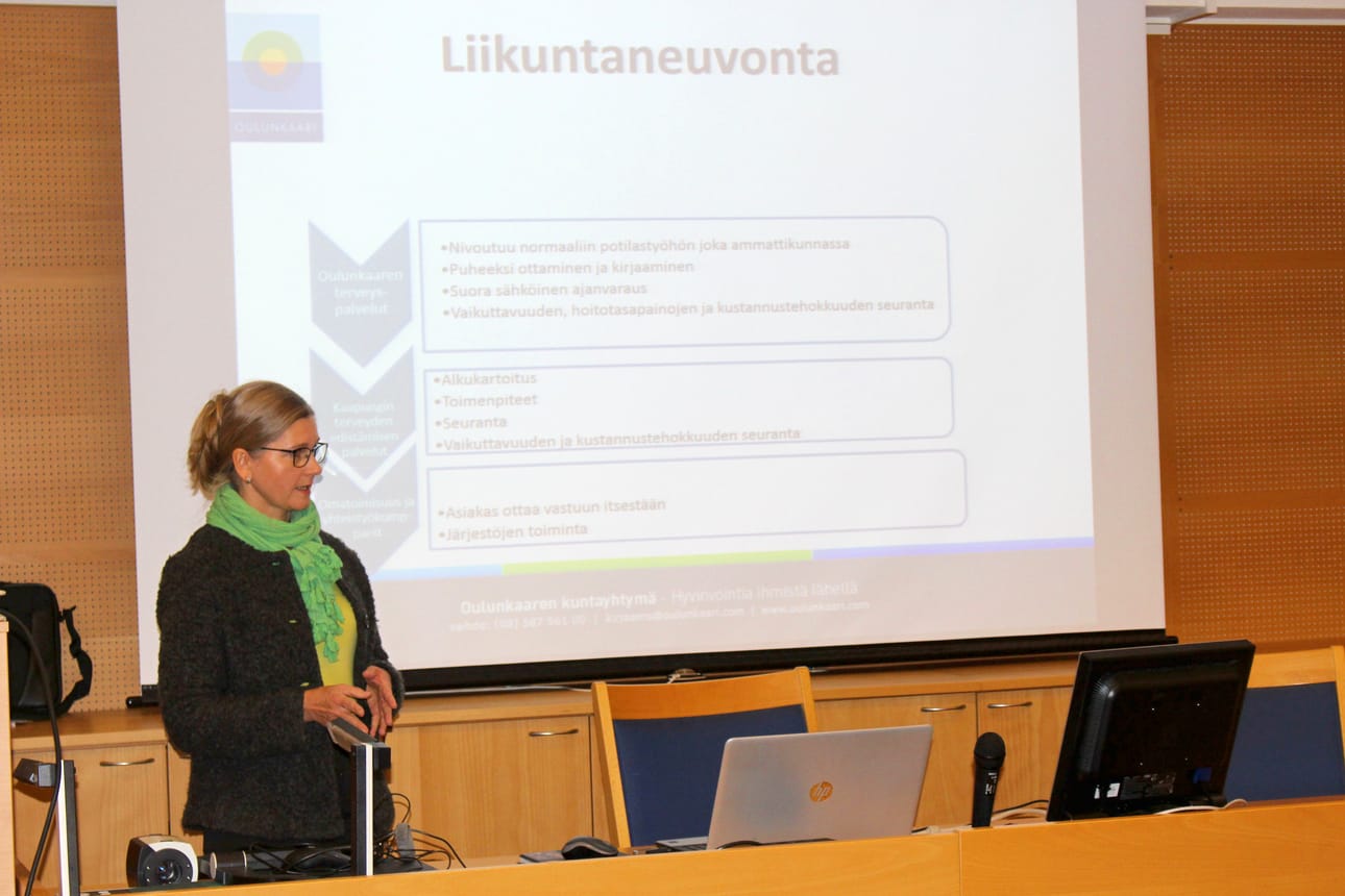 Pudasjärven terveysaseman palveluesimies Kirsi Hanhela (kuvassa) ja Oulun kaaren terveyspalveluiden palvelupäällikkö Ritva Väisänen esittelivät siikalatvalaisille edustamansa kuntayhtymän tapoja tuottaa rohkeasti ja ennakkoluulottomasti kuntapalveluita. Erityistä kiinnostusta kuulijoissa herätti liikuntaresepti.