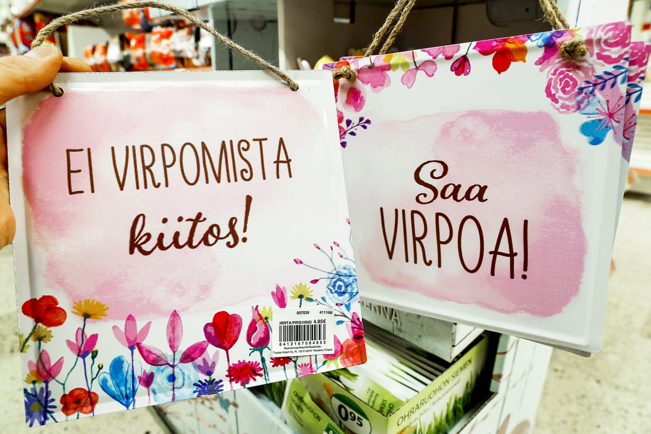 Tänä vuonna kaupoissa näkyy myös virpomisen kieltäviä kylttejä. Kylteillä voi paitsi karkoittaa virpojia, myös kertoa, että virpominen on tervetullutta.