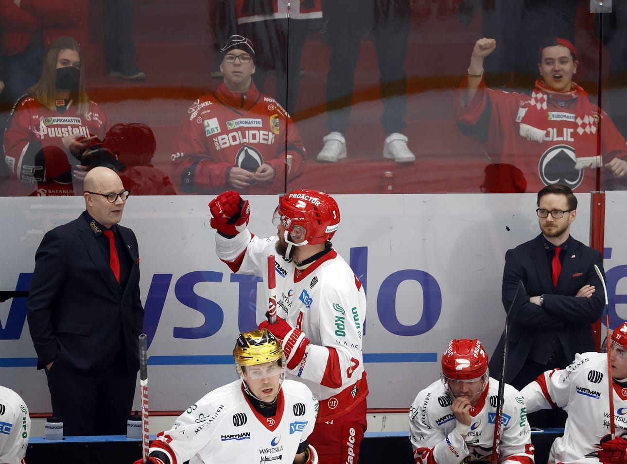 Risto Dufva ei pystynyt olemaan koko ottelua Sportin vaihtoaitiossa.