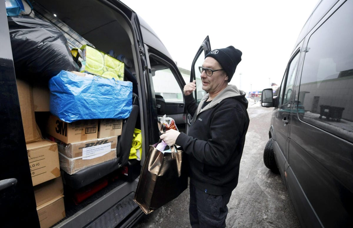 Kahteen pikkubussiin on pakattu toistakymmentä tuhatta sairaala- ja kenttäsairaalakäyttöön tarkoitettua kirurgista kertakäyttöesiliinaa. Helsinkiläinen tapahtuma-alan yrittäjä Pietu Pietiäinen valmistautui matkaan kohti Puolaa ja Ukrainan rajaa Helsingin Katajanokan satamassa tänään. LEHTIKUVA / VESA MOILANEN