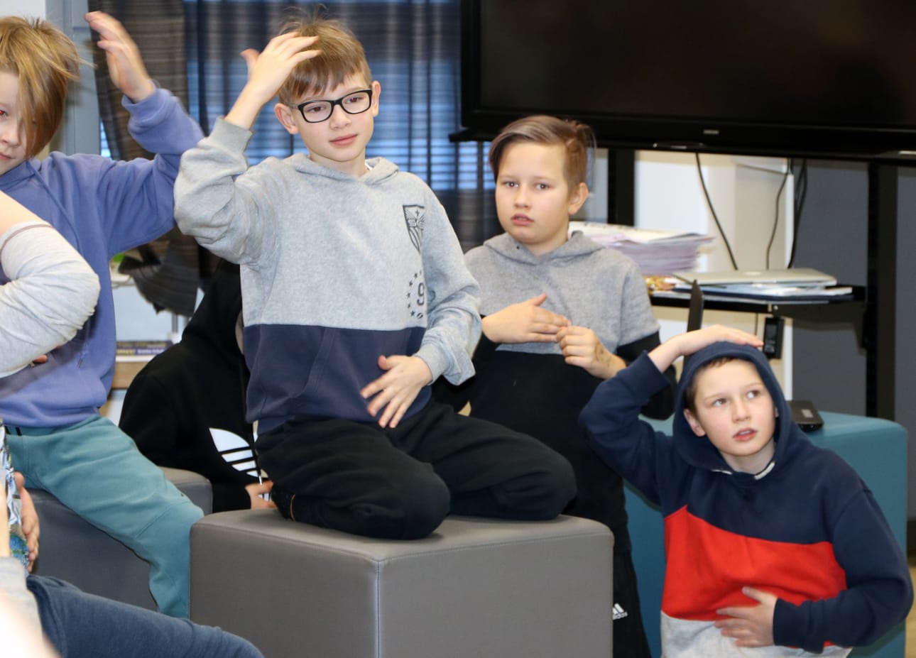 Rantaroustin koulun oppilaat harjoittelemassa oikeita ergonomisia asentoja.