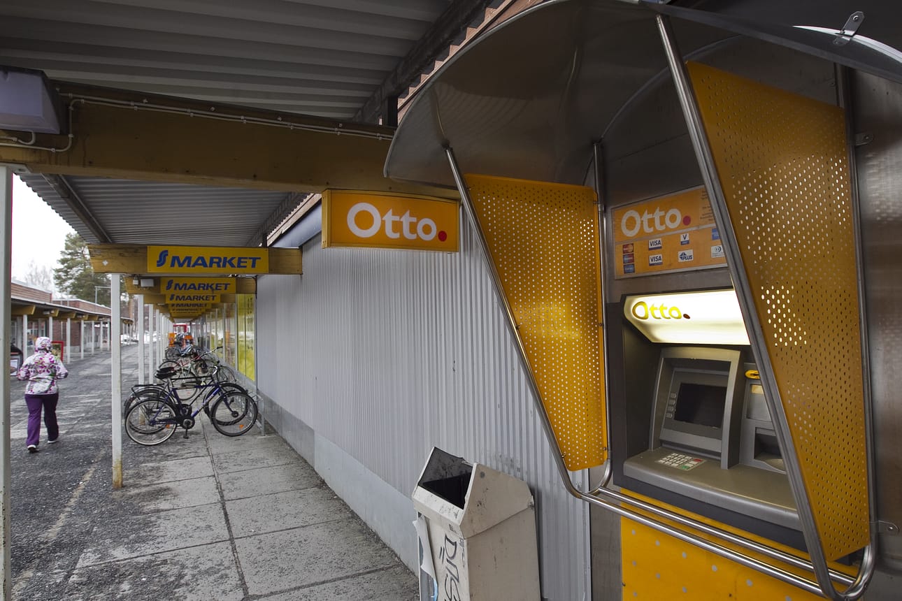 Skimmauskopla asensi kopiointilaitteita Otto-automaatteihin.