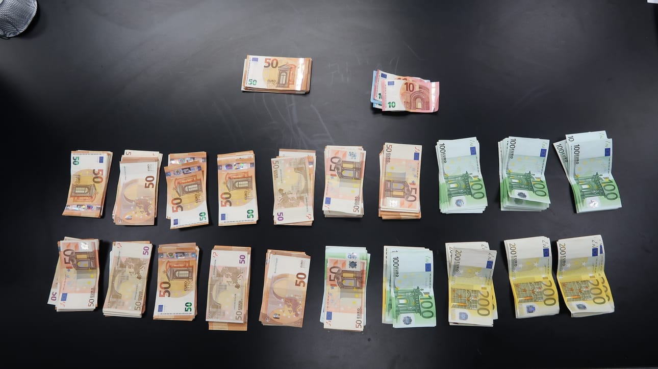 Poliisi takavarikoi 18-vuotiaan asunnosta 22 000 euroa.