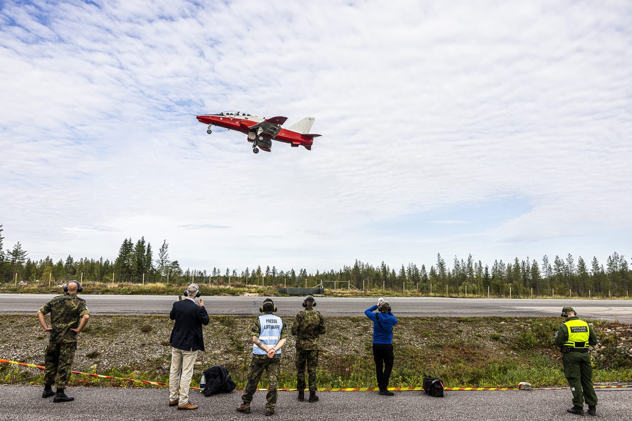 Hawk -suihkuharjoituskoneet harjoittelevat lentotoimintaa Oulunsalon lentokentältä viikolla 17 Ahjo 26 -harjoituksessa. Kuvassa Hawk-harjoituskone Baana 24 -ilmasotaharjoituksessa Ranualla.