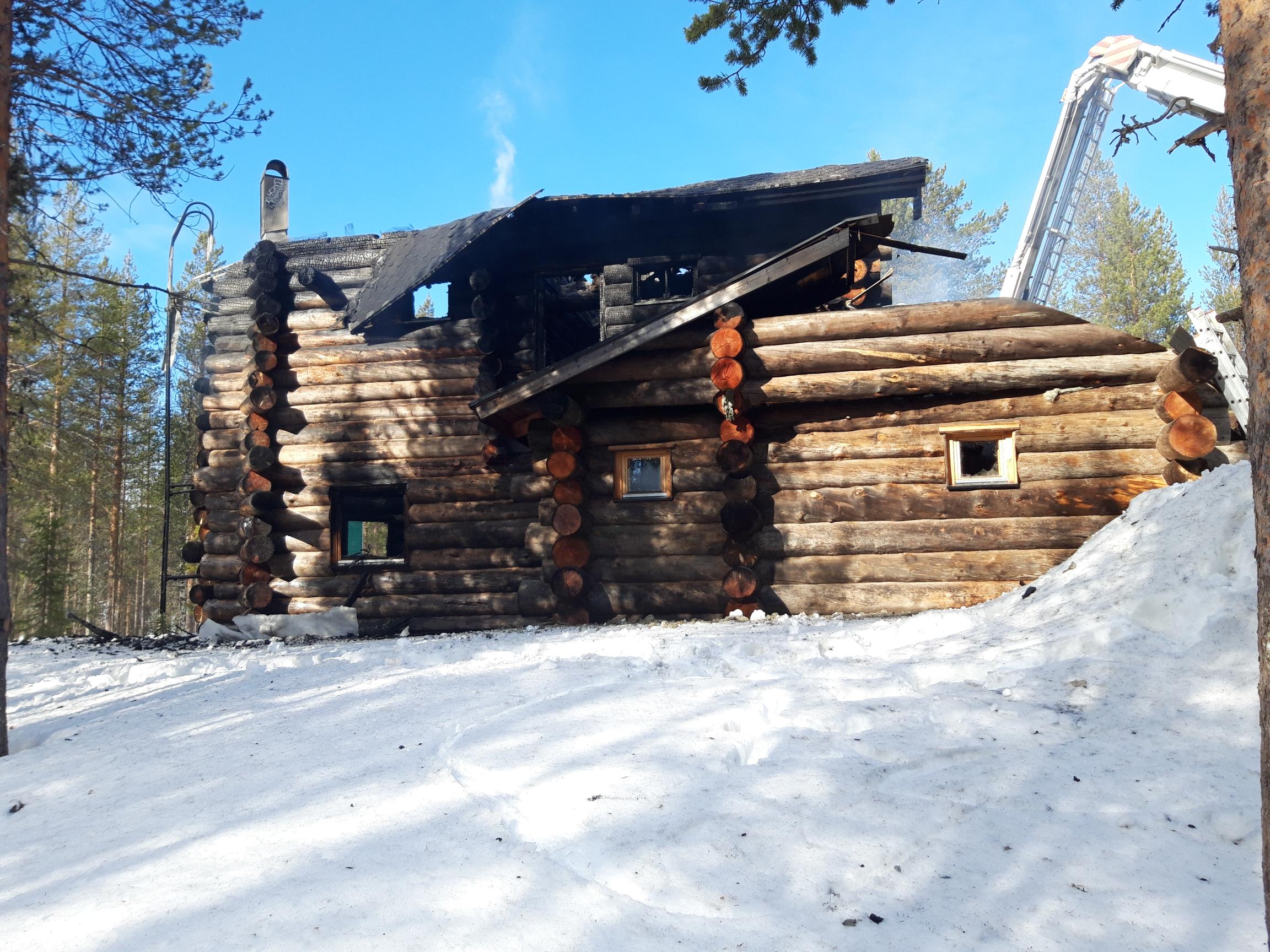Kaksikerroksinen mökki tuhoutui tulipalossa torstain ja perjantain välisenä yönä.