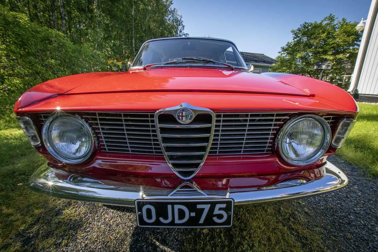 Giulia GT:n keula on kaunis. Alun perin auton hankki oululainen hammaslääkäri.